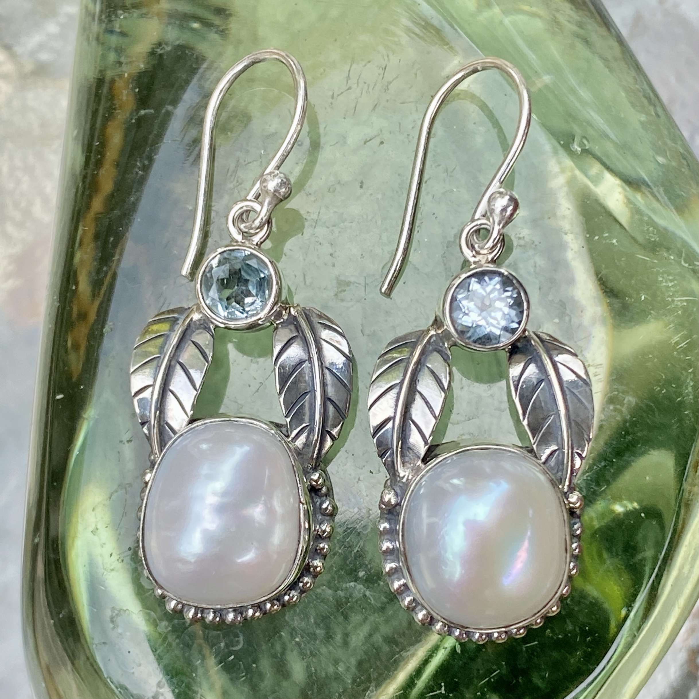 (HANDMADE 925 BALI STERLING SILVER EARRINGS WITH BIWA SHELL AND BLUE TOPAZ)